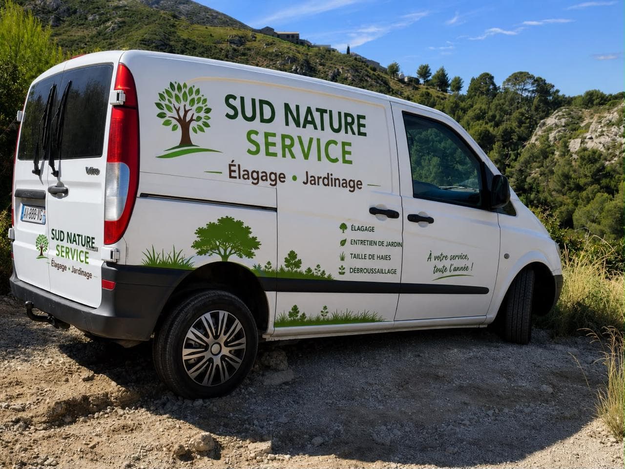 Camionnette Sud Nature Service devant un paysage naturel